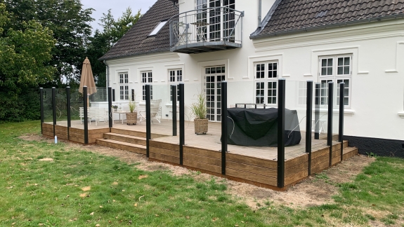 Træterrasse på landejendom på Falster