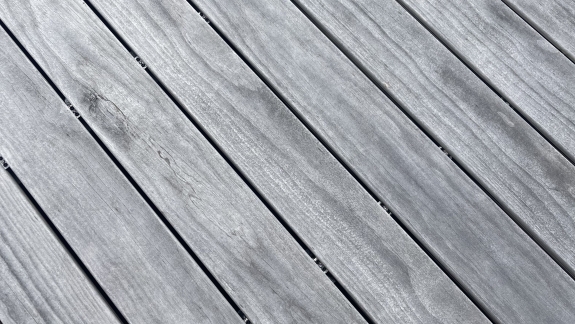 Close up af gulvet på en træterrasse i Sakskøbing